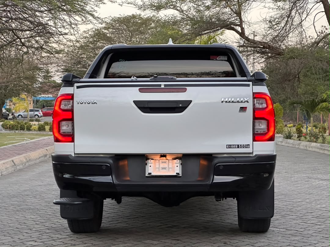 TOYOTA HILUX DOUBLE CABIN thumbnail 8
